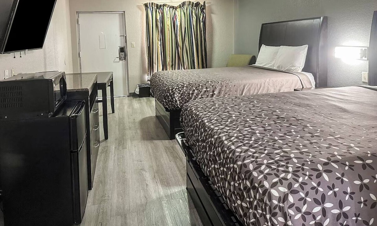 Guntersville Hotel | Explore South Town Civitan Park! Budget-Friendly Stay Close to Hwy 431! 2 Rooms!