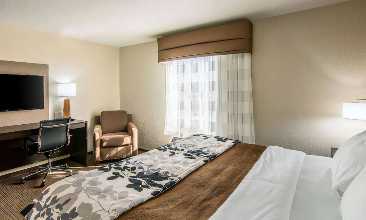 Rochester House | Extravagant Room for Couples' Escape! Free WiFi