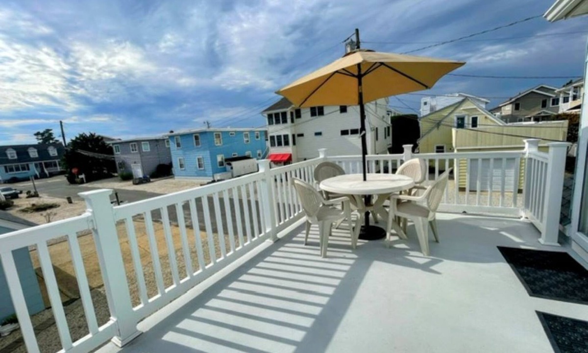 Surf City Cottage | EZ 4 MINUTE WALK 2 BEACH, BAY & EATS CLEAN 2 BR LINENS BBQ 4 BADGES BEACH CHAIRS