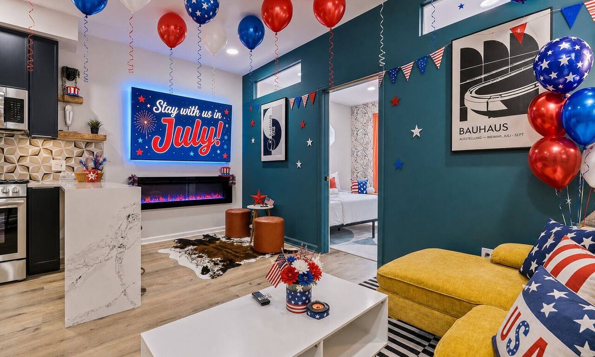 Old City Condo | Fam Friendly 3BR | Roof Deck | Steps to US History