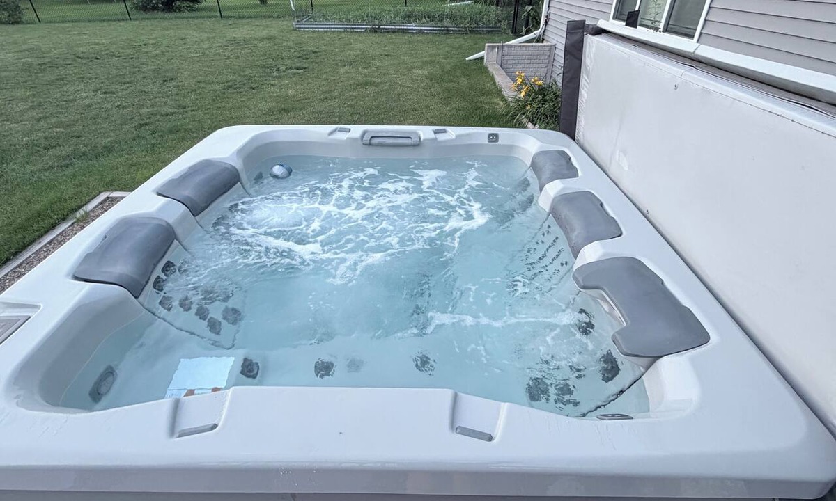 Weber House | Family friendly 5-bedroom house in marvelous Iowa City with hot tub and fire pit