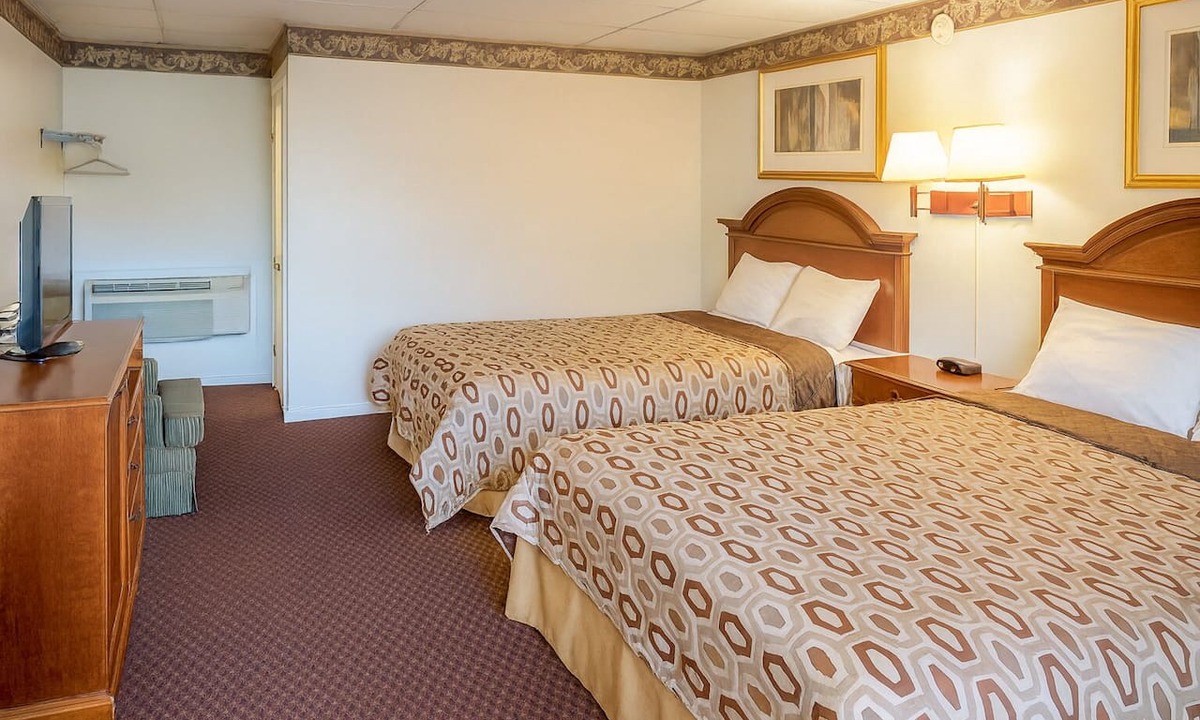 Campbelltown Hotel | Family-Friendly Inn | Minutes to Palmyra Bowling Alley | Free Breakfast