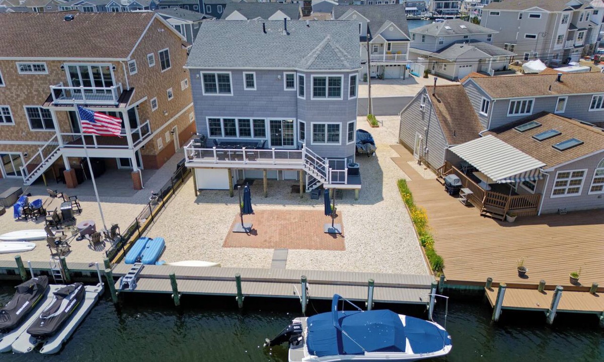 Dover Beaches North House | Family friendly Lagoon front 2 blocks to ocean. 8 Beach Badge. 3 TV Beach Chair