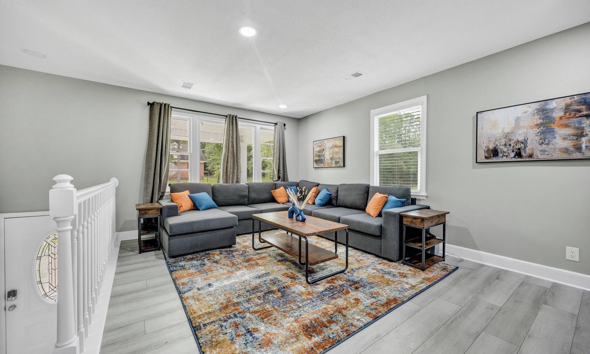 West Columbia House | Family-Friendly Modern 5BR + Workspace + Parking - Near Williams-Brice & DT