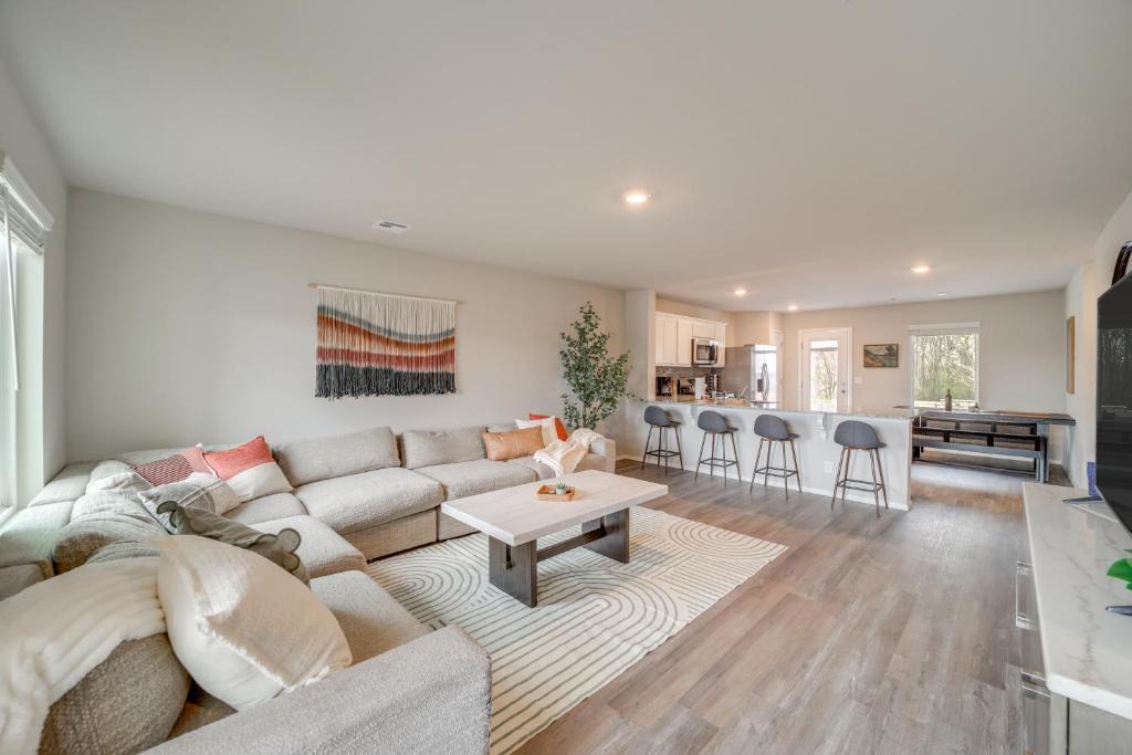 Broken Arrow House | Family-Friendly, Pets Welcome: Broken Arrow Gem!