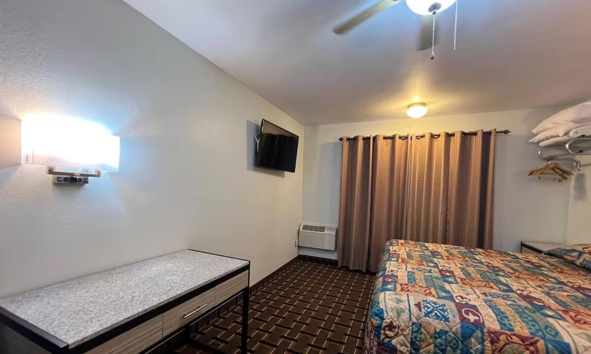 Nebraska City Hotel | Family-Friendly Room Near Major Highways | Easy Stopover Stay + Free Parking