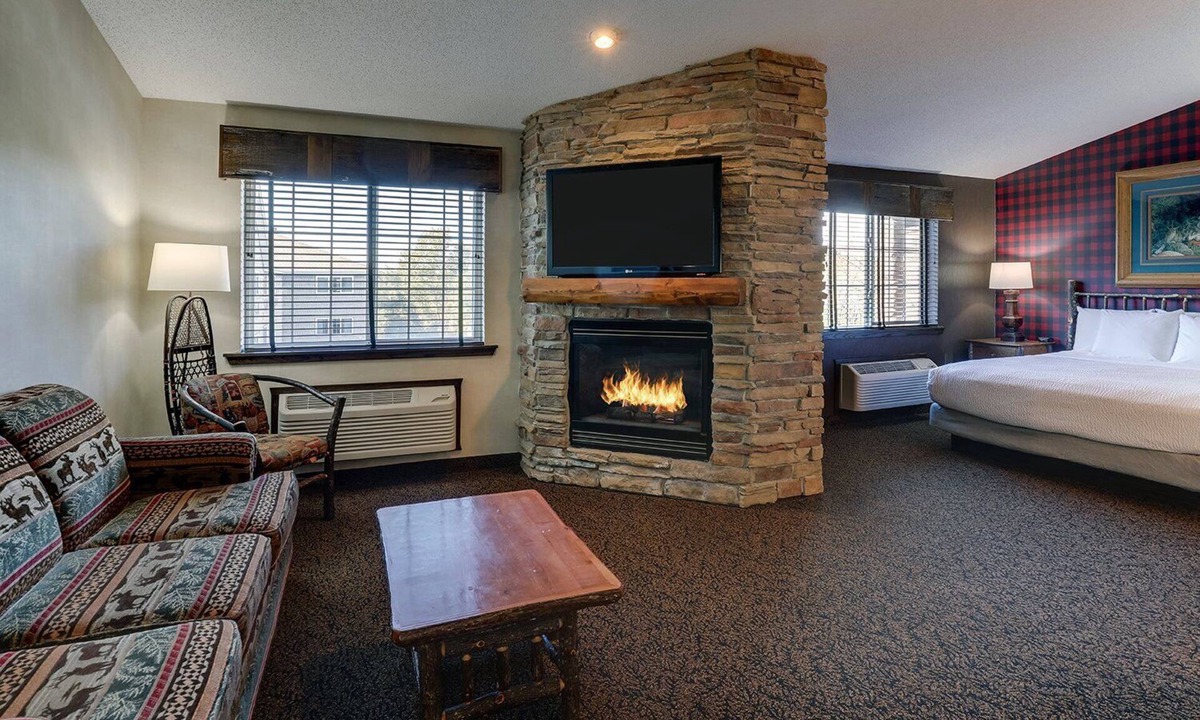 Johnston Hotel | Family-Friendly Stay w/Kitchenette + Hot tub and Pool Onsite