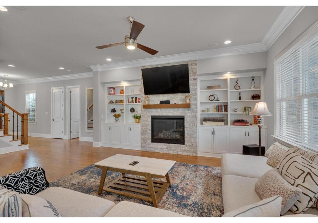 Durham House | Family Fun - Cozy Movie and Game Room - Huge Yard - Pets