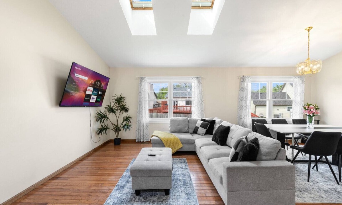 Streamwood House | Family Haven in Streamwood | Ideal for Stay Long