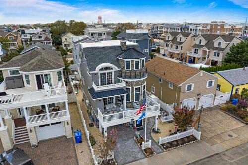 Beach Haven House | Family Home w/5 Decks! Fantasy Island Down Street