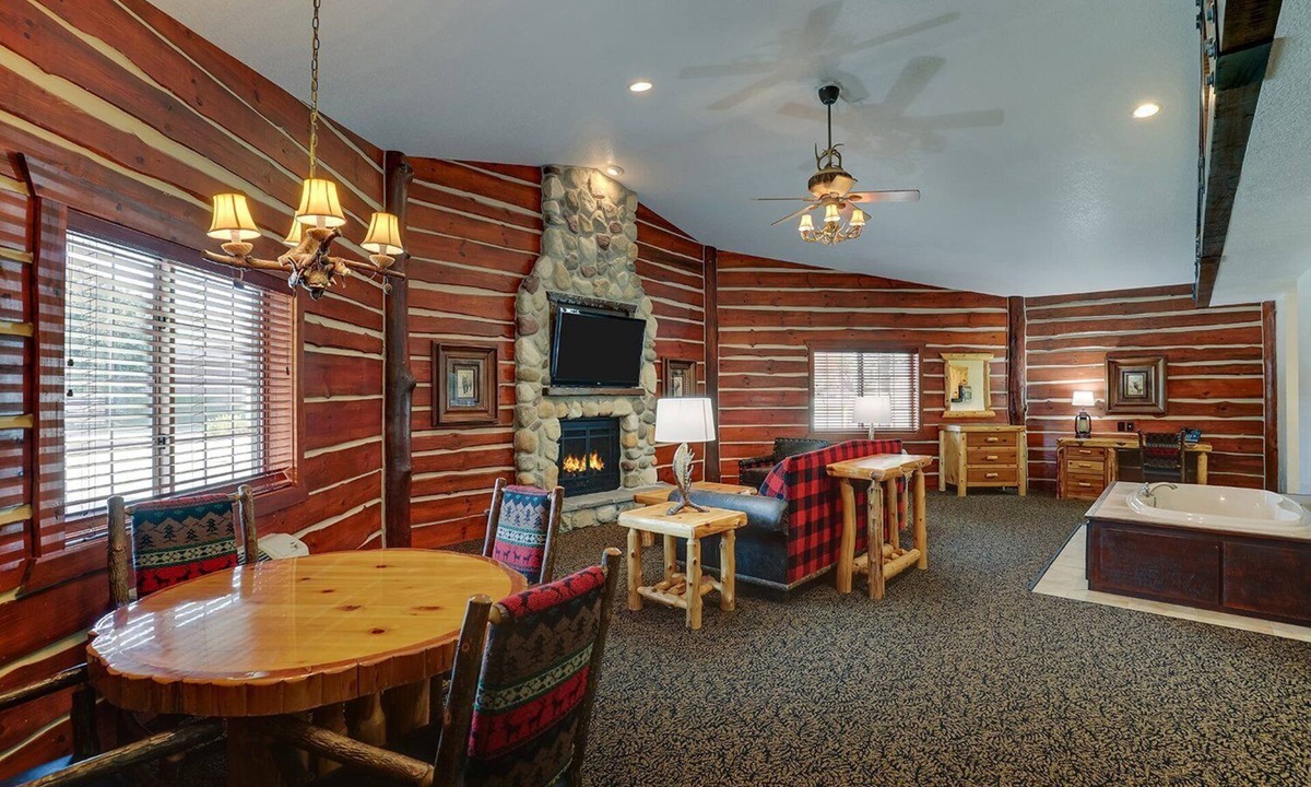Johnston Hotel | Family Retreat w/Pool & Gym Access | 7 mi to Clive Aquatic Center