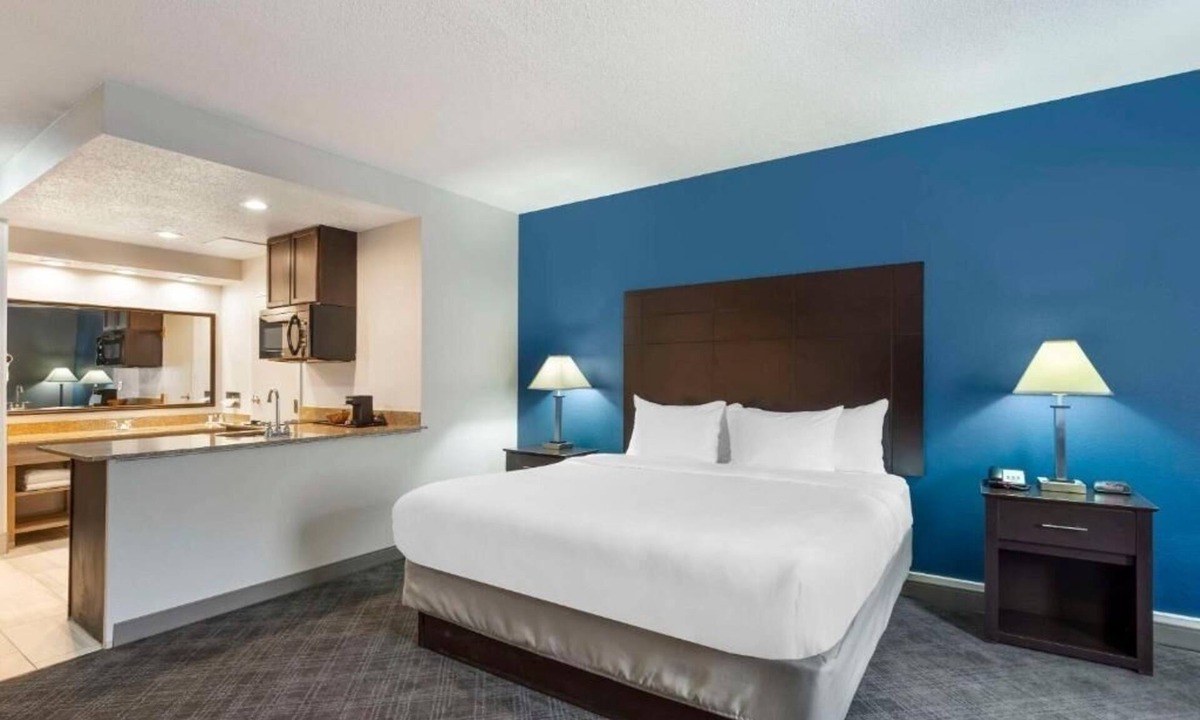 Mundelein Hotel | Family Stay w/Free Hot Breakfast | Near Des Plaines River Trail - 4.0 miles