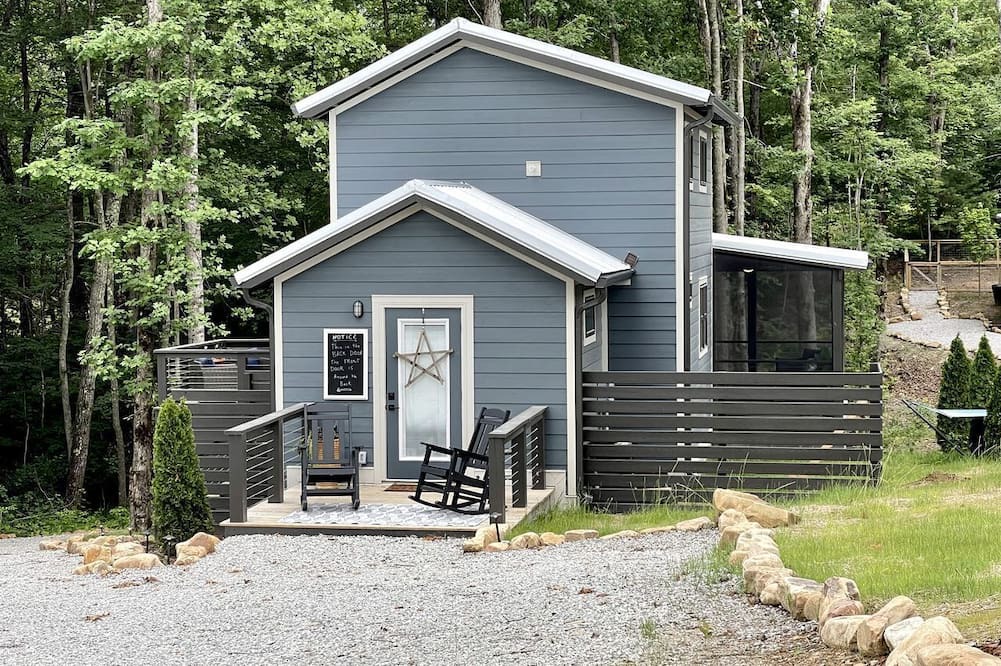 Tracy City Cottage | Fantastic Cozy Cottage Nestled Amidst Trees in Tracy City, Tennessee