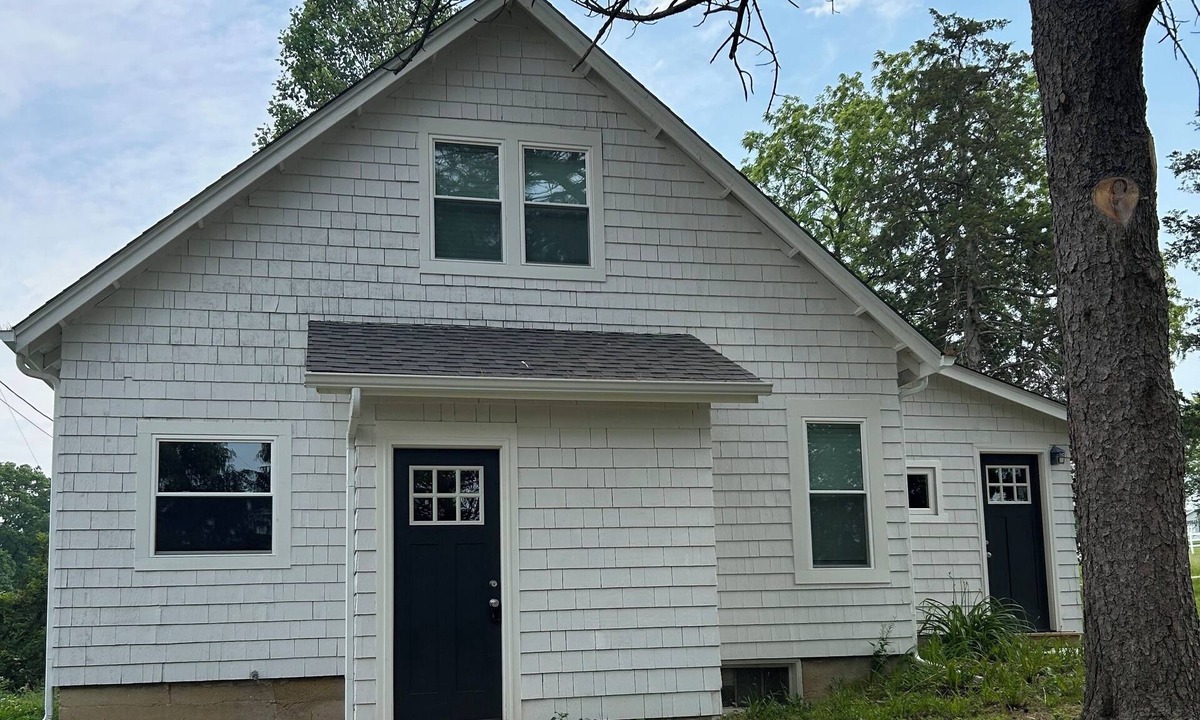 Savanna House | Farm Fresh Escape! 3BR Rural Retreat with Modern Amenities – Savanna, IL