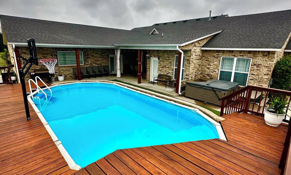 Noble House | Farm House Acreage POOL&Outdoor Kitchen near OU stadium Norman,OK PET FRIENDLY