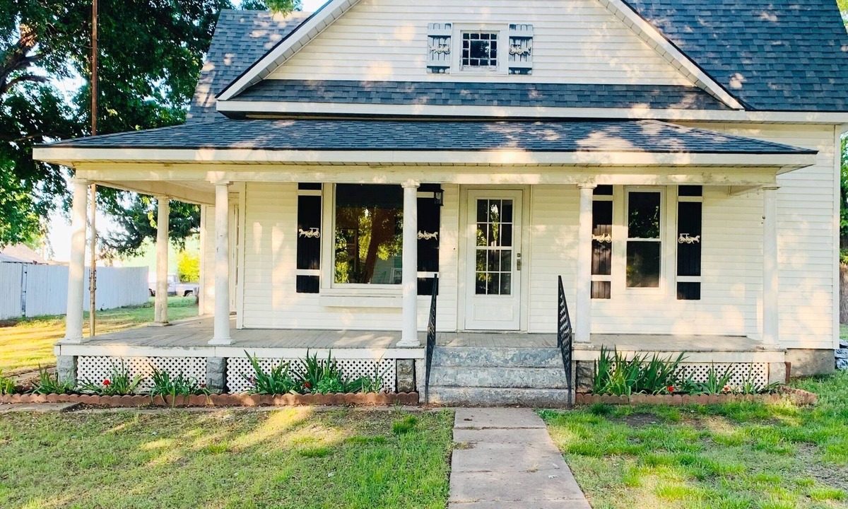 Cunningham House | Farmhouse Getaway- Located between Pratt & Kingman easy access to HWY 54