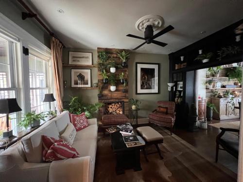 West Side Villa | FIFA Stay Stylish Craftsman Retreat Near Transit