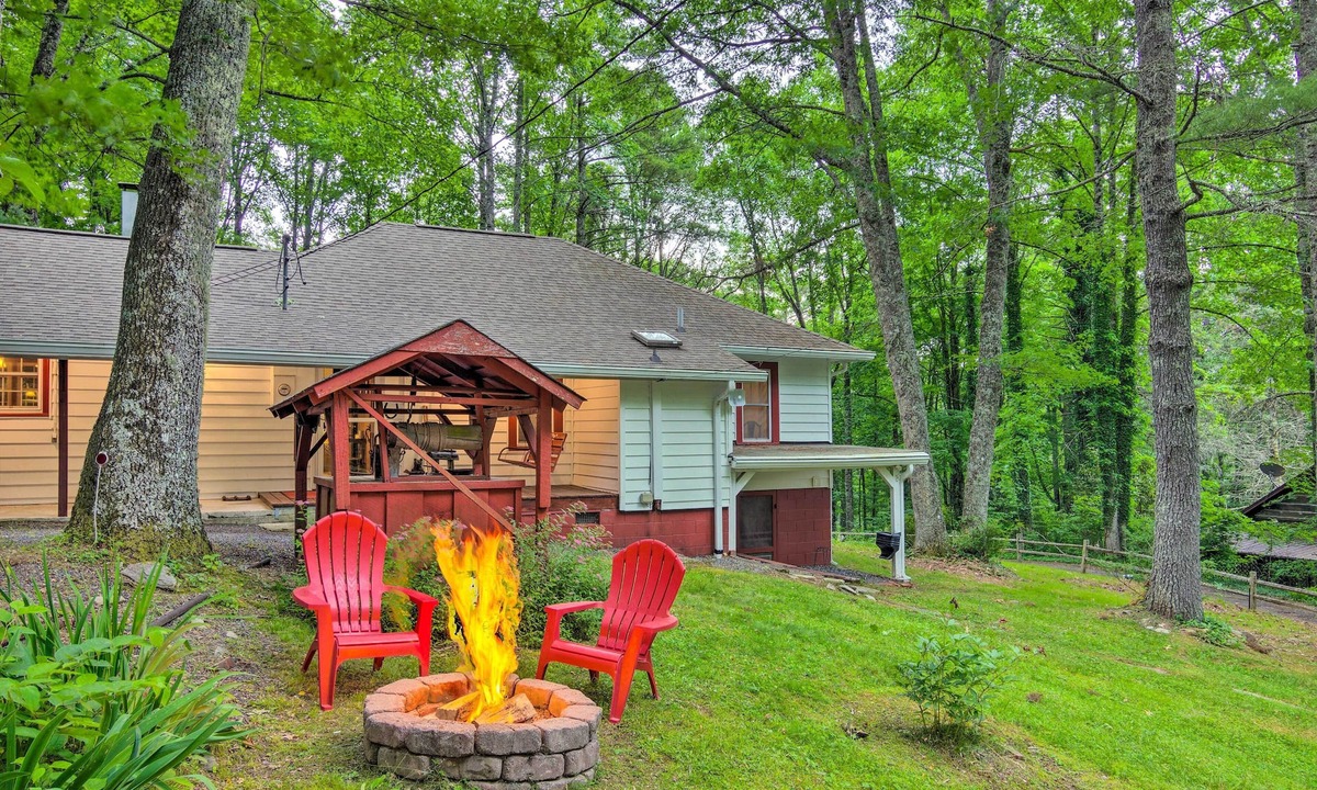 Linville Falls House | Fire Pit & Porch! Rustic Linville Falls Cottage
