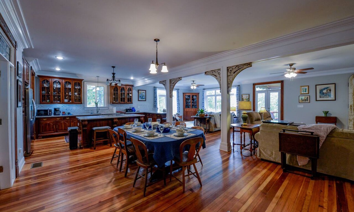 Samantha House | Firefly Lake House - Gorgeous Lake Access and Nature!