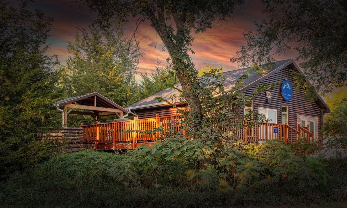 Ashland Cabin | Fireside Cabin w/Hot Tub. 2 Bedrooms w/3 Queen Beds. Spacious