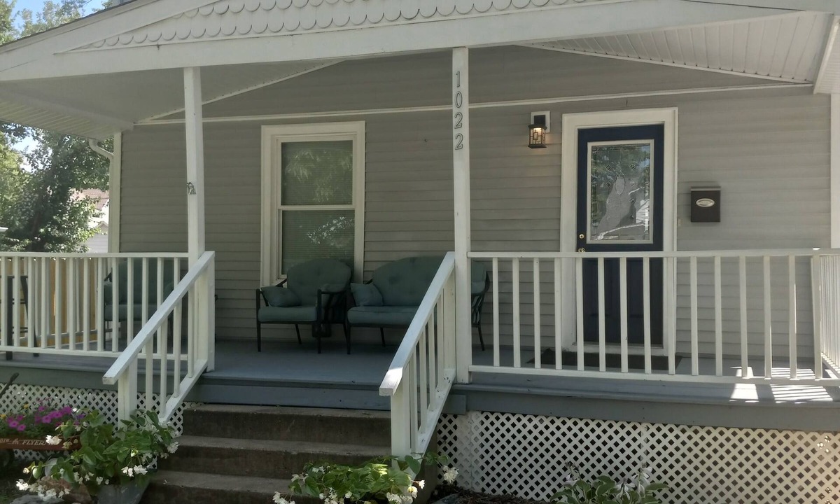 Pekin House | Fit For a Crew With Hot Tub Too-5 bedroom