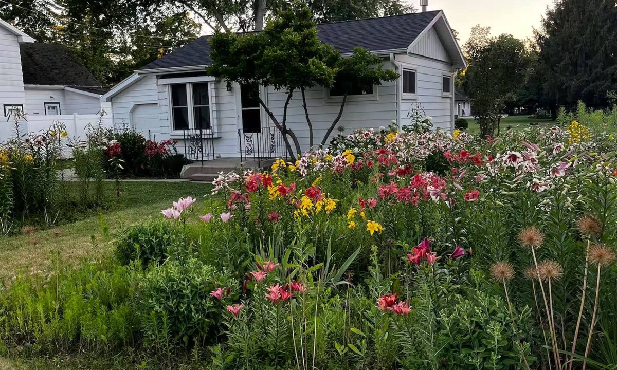 Walworth House | Flower Field Cottage Near Geneva Lake