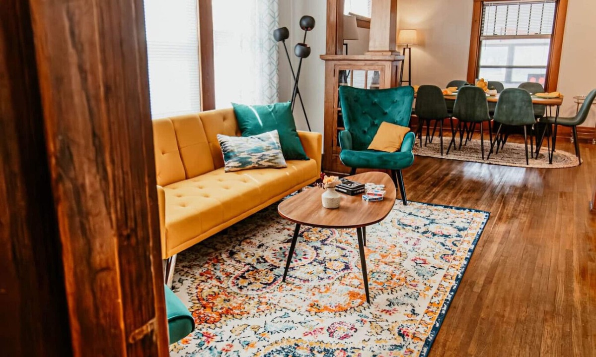 Lincoln House | Foosball & Billiard ready Near UNL, Zoo & Stadium