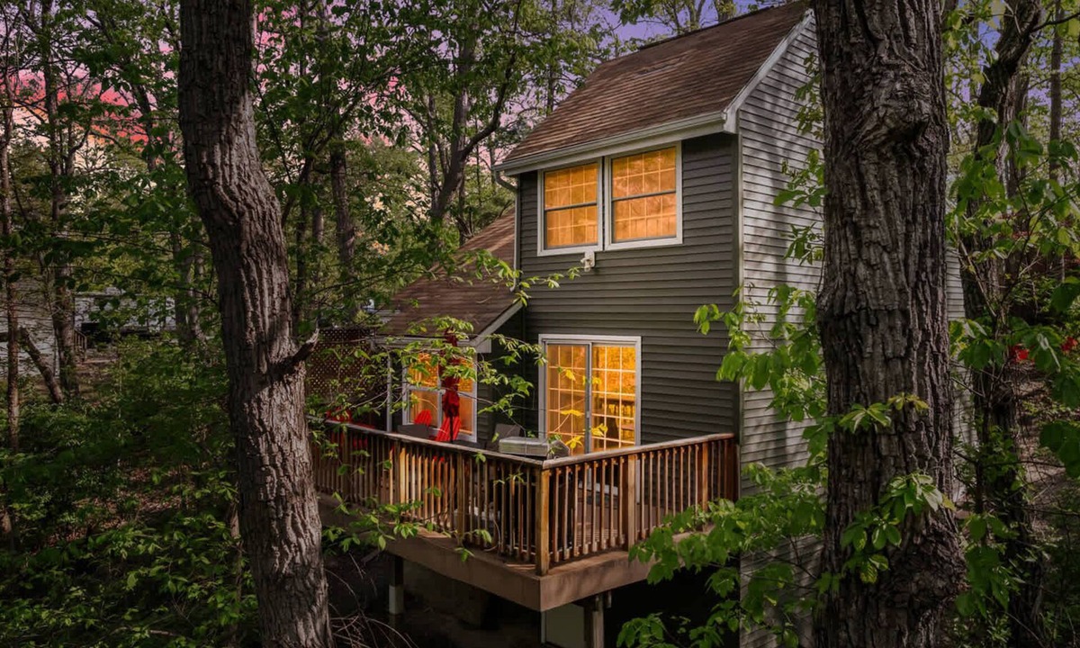Ridgeway Cabin | Forest cabin w/spacious deck