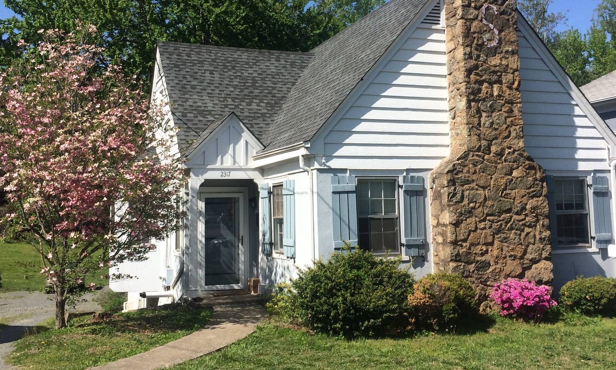Jefferson Park Avenue Apartment | Four blocks to UVA, Scott Stadium. Two blocks to restaurants, free trolley stop.