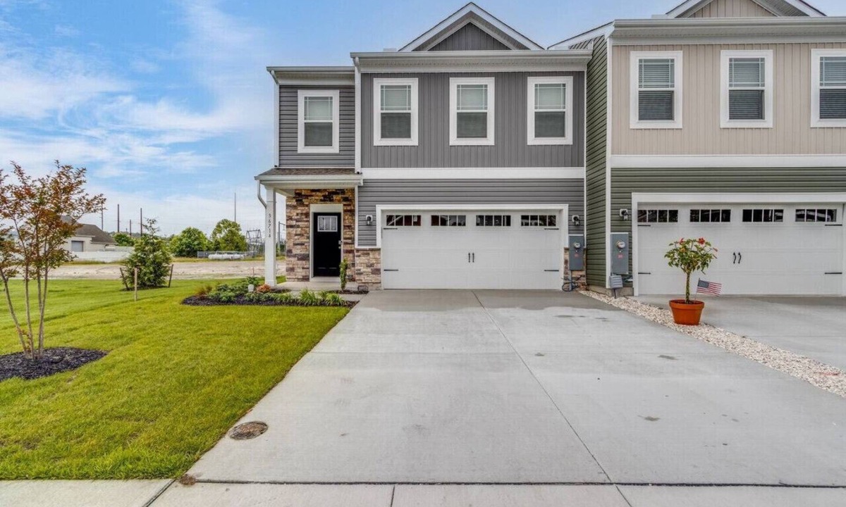 Millville House | Free Beach shuttle - 3BR - Pets welcome -fenced yard - no amenity fees