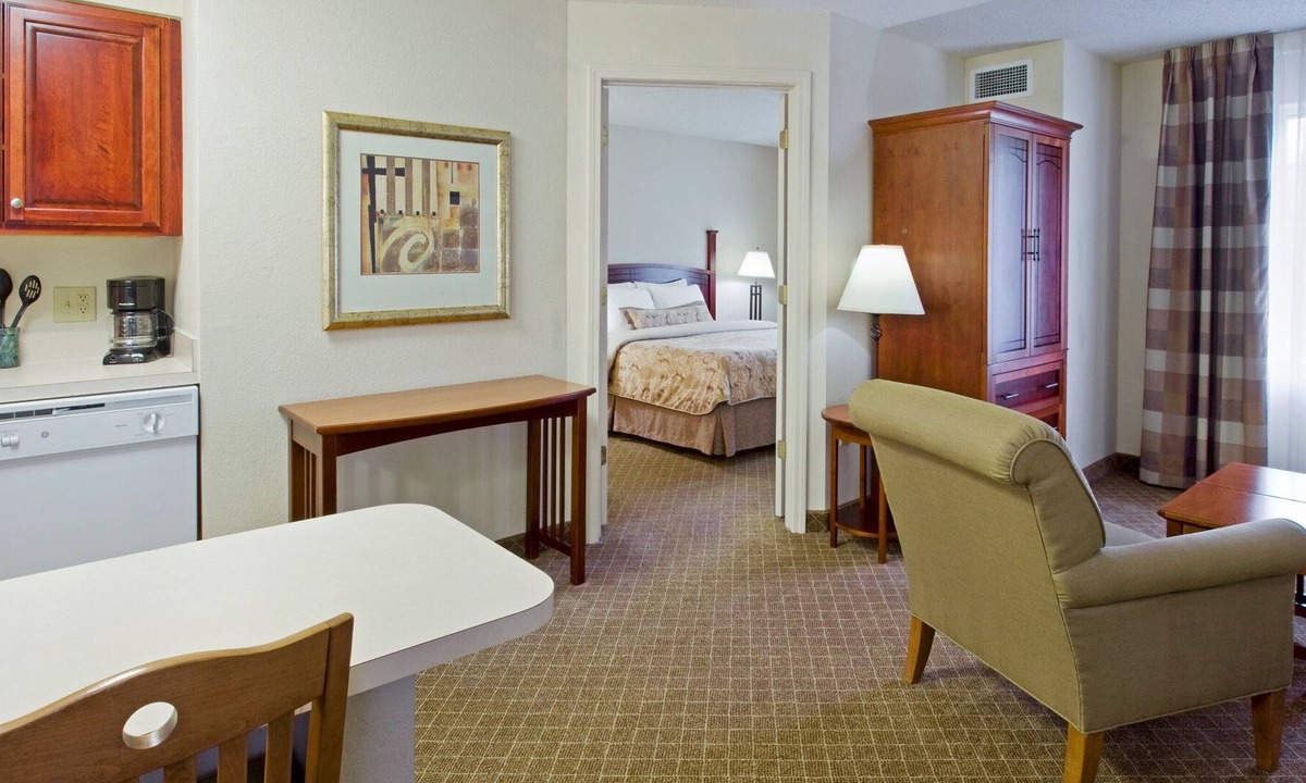Cranbury Condo | Free Breakfast Buffet. Outdoor Pool. Great for Groups + Only 30 Min from Six Flags!