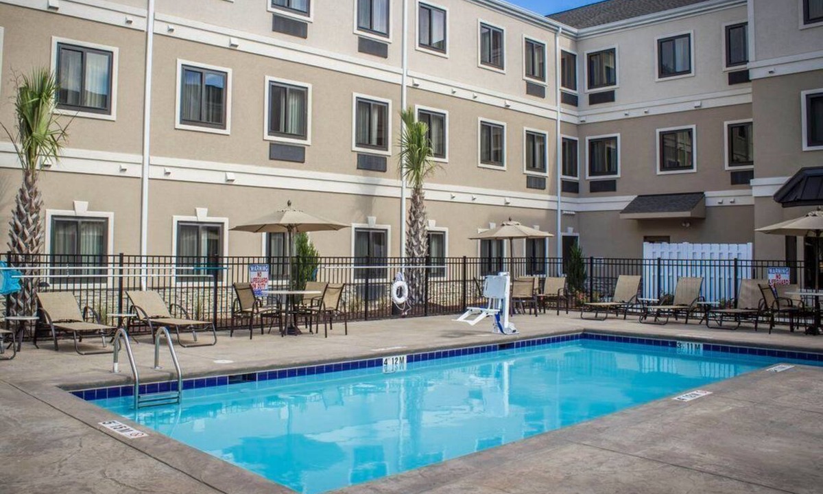 Jacksonville Condo | Free Breakfast. Outdoor Pool. Shared BBQ. Near Marine Corps Air Station New River.
