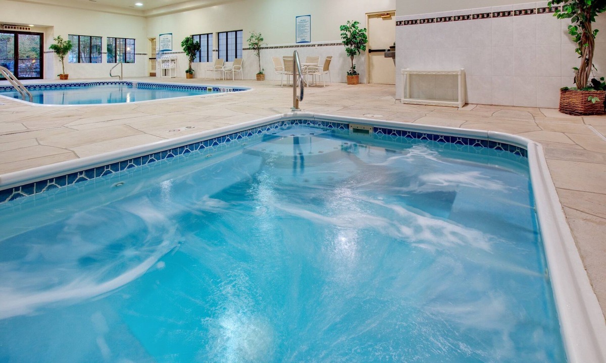 Peoria Apartment | Free Breakfast. Pool & Hot Tub. Near St. Francis Medical Center!