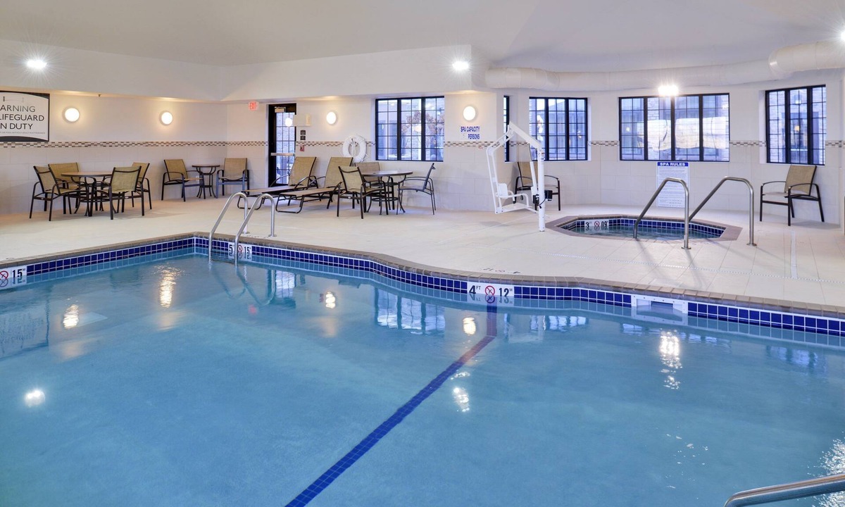 Rochester Condo | Free Breakfast + Shared Pool & Hot Tub | Great Location Near Mayo Clinic!