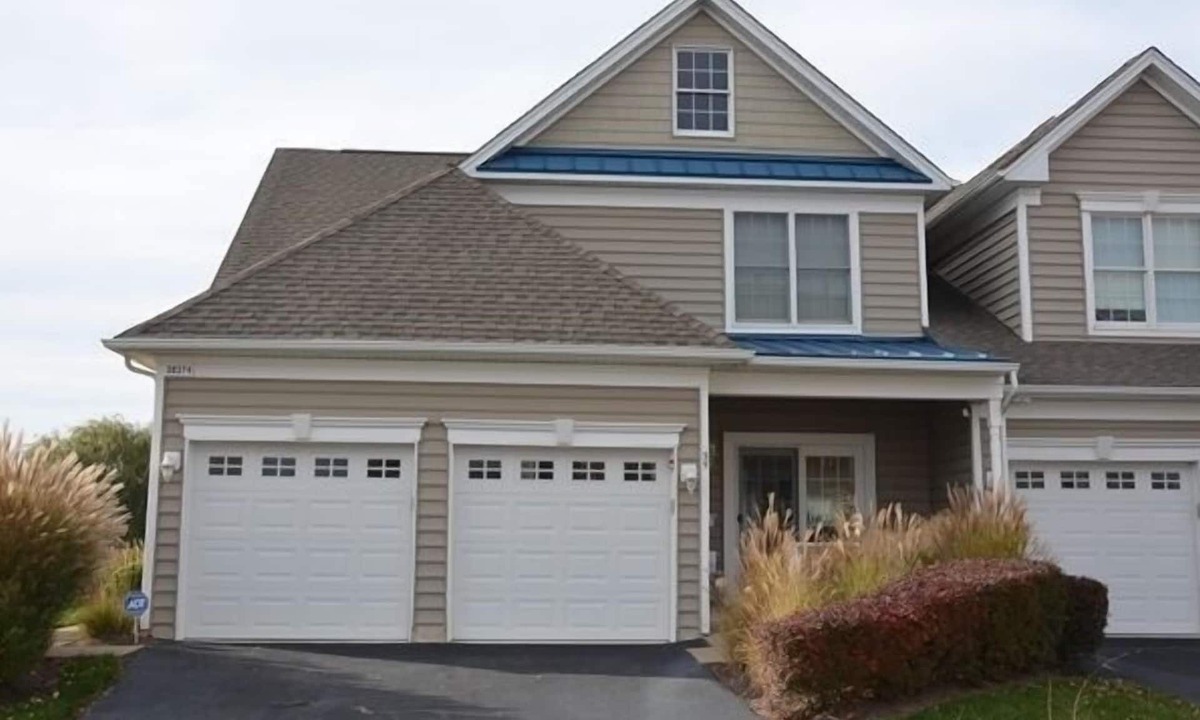 Ocean View House | FREE LOCAL ACTIVITIES INCLUDED! Spacious & comfortable 3 bedroom plus loft, 2.5 bath lake front carriage house offers 2600 square feet of cozy elegance!