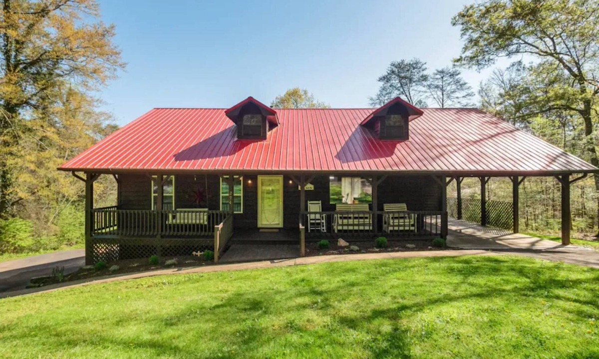 Wildwood Cabin | Free Ruby Falls Ticket & More -Cabin-Pets Welcome-Outdoor Space-Hiking-Chattanooga-Cloudland Canyon