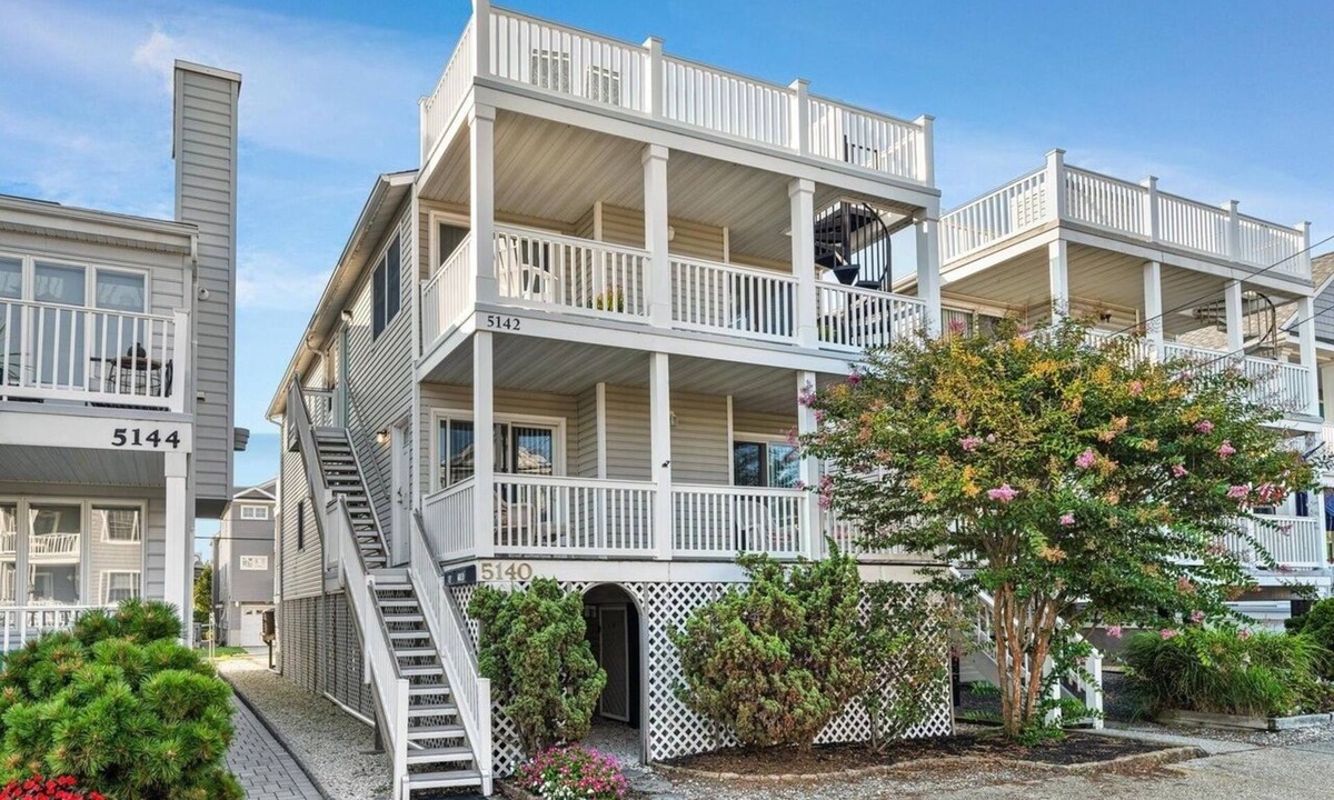 South End Condo | Fri-Fri available! South End Gem! 1 Block to Beach, Walk to Shops & Playground.