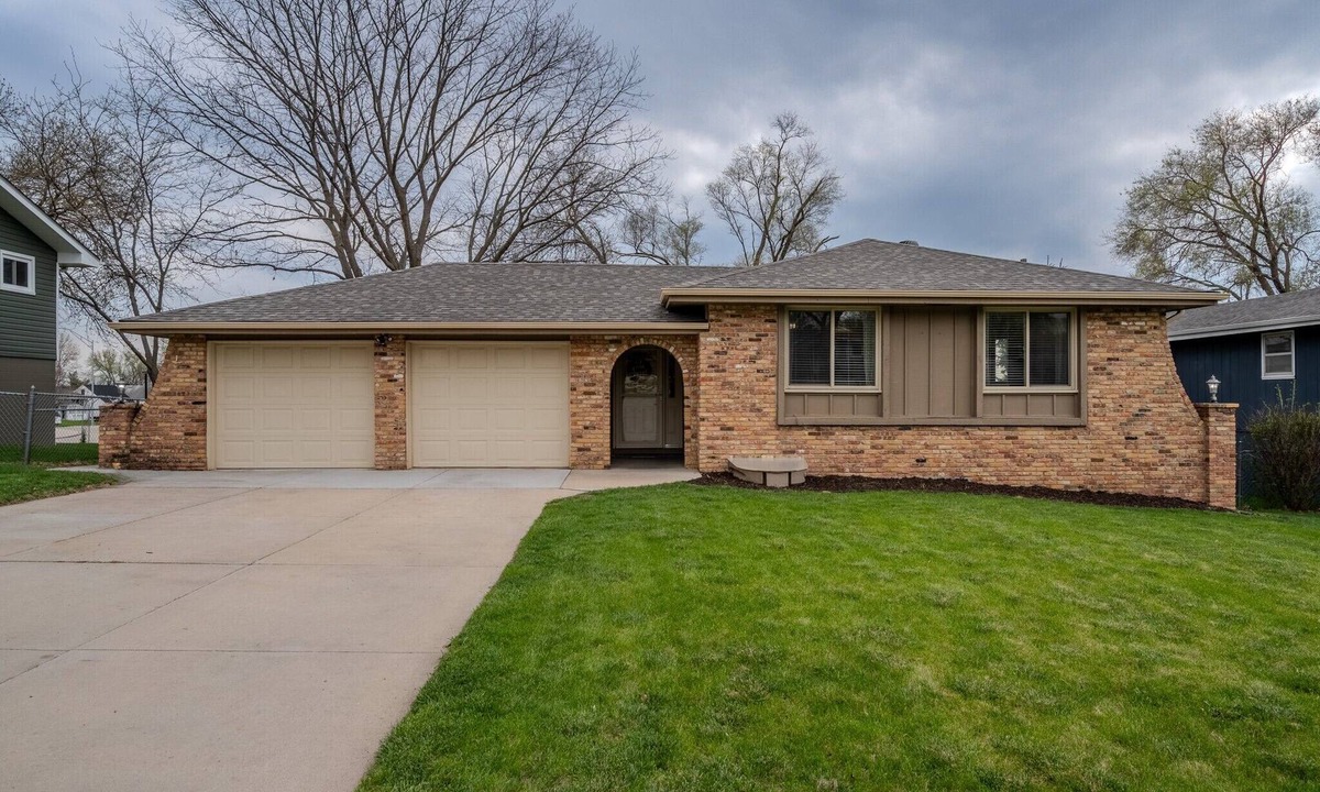 Bennington House | Full kitchen <30 Min to Zoo Gym nearby W/D Air hockey table Fireplace
