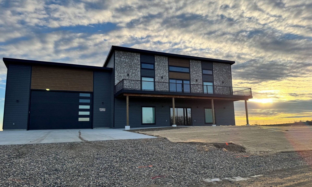 Crofton House | Fully furnished lake house with cozy spaces, full kitchen, and lake views.