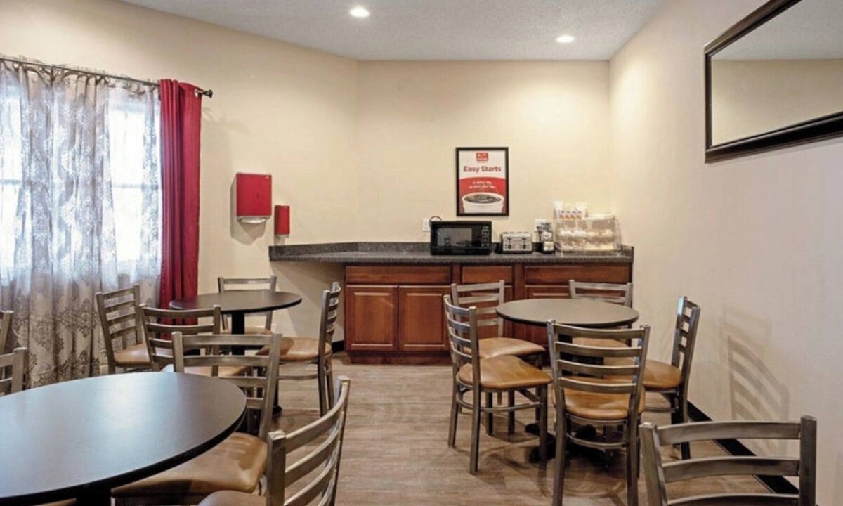 Clinton Apartment | Fully Furnished Studio Available in Clinton, Iowa, 1 week min stay