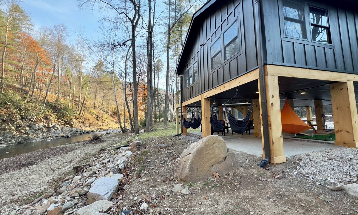 Butler Cabin | Fun Creekside cabin- tubing, fishing, grilling!