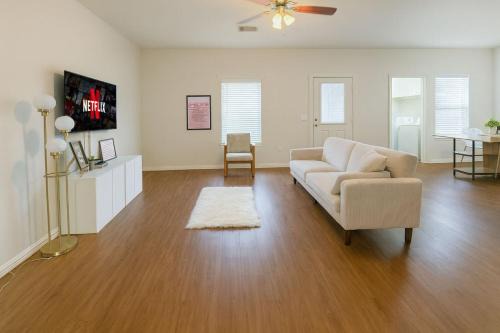 Calera House | FuN FABulous KINGbed by ChoctawCasino LakeTexoma