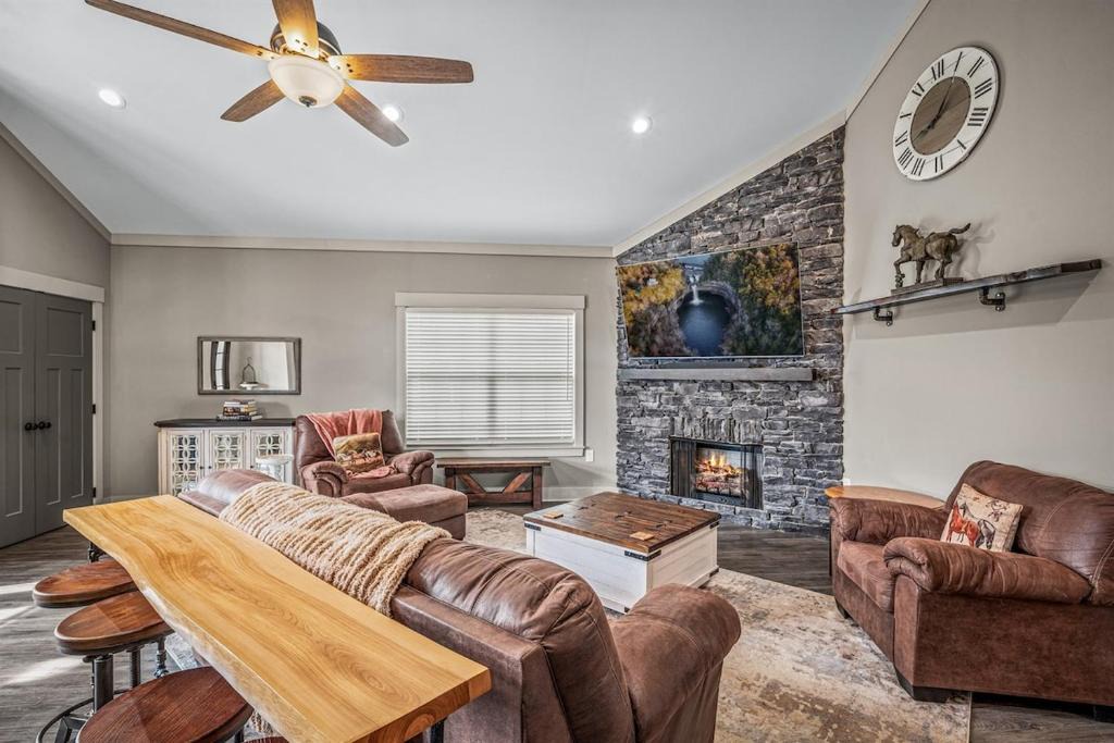 Rainsville House | Gallop and Grace Cottage with 2 King Rooms