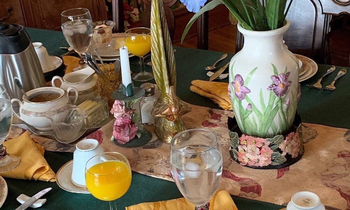 Hannibal Bed & Breakfast | Garden House Bed and Breakfast.Cozy 1895 Queen Anne Victorian,