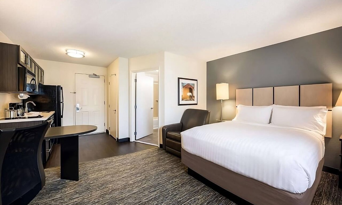 Waukegan Apartment | Get Ready for Blissful Getaway! 2 Convenient Units, Full Kitchen, Pets Allowed!