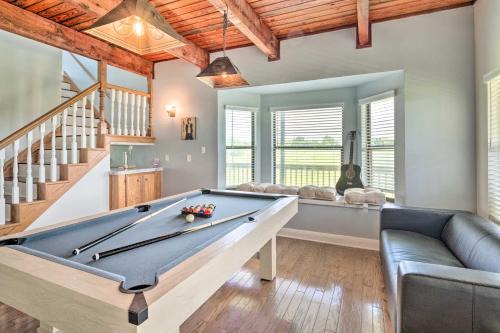Garfield House | ‘Gingerland Ranch’ in Del Valle: Game Room & Porch