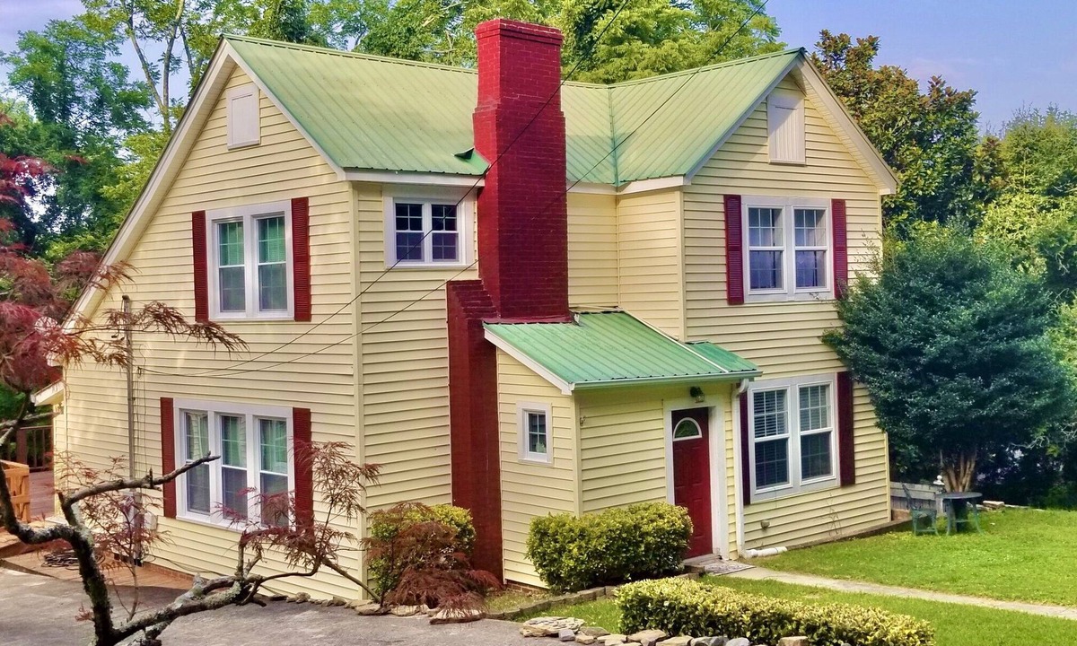 Fort Payne House | Goldie Locks Approved ~ Walking Distance to Downtown Fort Payne AL.