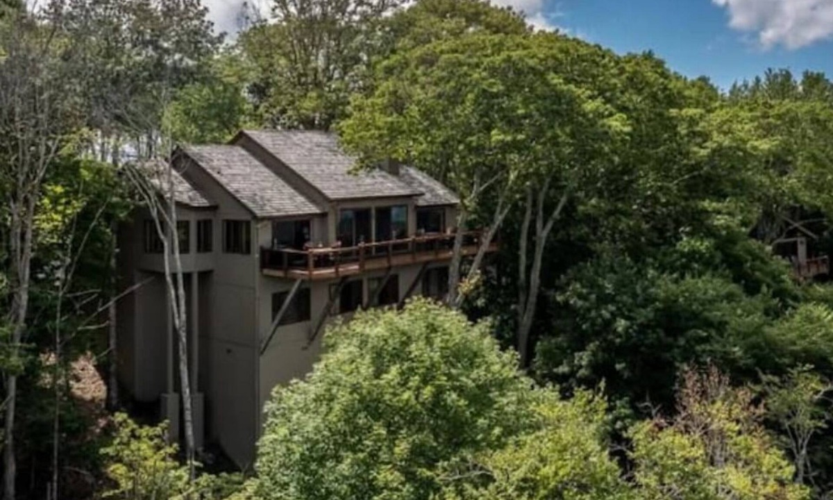 Beech Mountain House | Golf Club Member - Close to Ski -Mountain Views-Huge Deck
