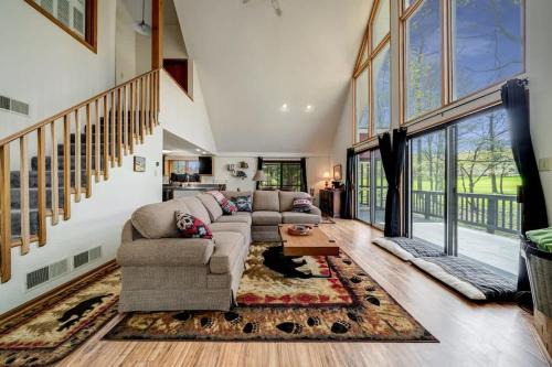 The Woods House | Golf Course Views Hot Tub Games & Pool Access