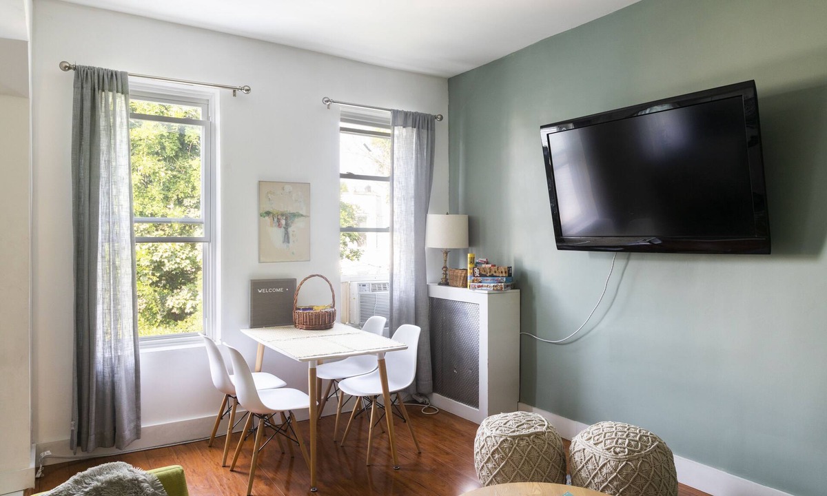 Brooklyn House | Gorgeous 4 BR apt w. King bed 30 min to Manhattan